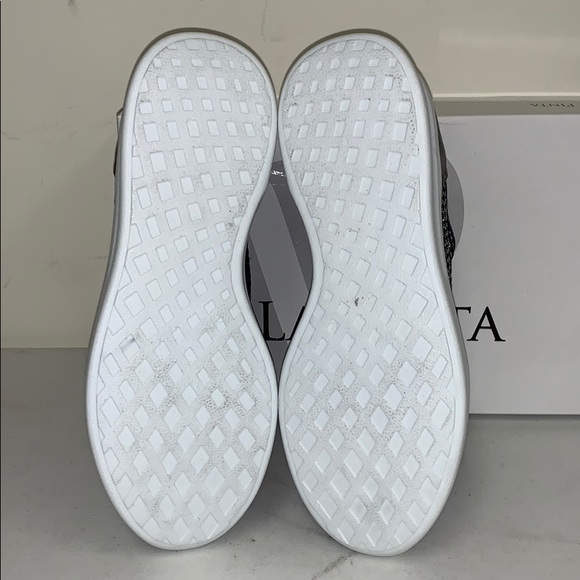 NWT La Pinta Sneakers in Grey Metallic - Picture 5 of 7